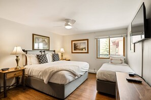 2 bedrooms, iron/ironing board, free WiFi, bed sheets - Mountain Views & Patio! Steps to Pool/Hot Tub, W/D, Covered Parking, Walk to Shops & Dining (Snowmass Village)