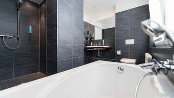 Dusche, Haartrockner, Handtücher
