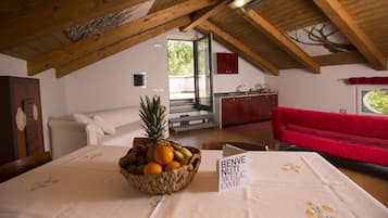 Camera familiare, terrazzo, vista mare | 1 camera, Wi-Fi gratuito