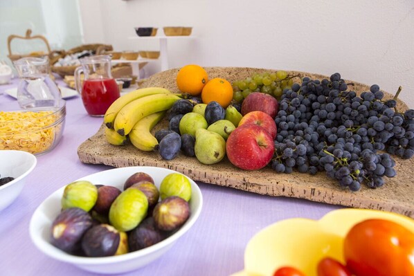 A table with a variety of fruits including bananas, apples, grapes, and oranges. - Villa Lupara (Salerno)