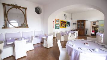 Colazione continentale, servita tutte le mattine (8 EUR a persona)