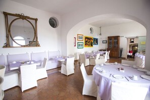 Petit déjeuner continental (8 EUR par personne)