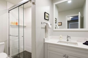 Ensemble douche/baignoire, sèche-cheveux, savon, shampoing