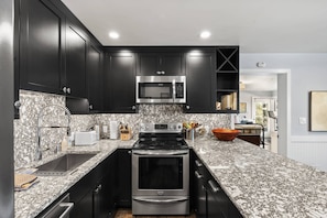 Réfrigérateur, micro-ondes, plaque de cuisson, lave-vaisselle