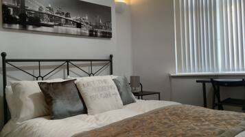 4 bedrooms, iron/ironing board, WiFi, bed sheets