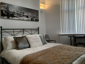 4 bedrooms, iron/ironing board, WiFi, bed sheets - Comfortable and Convenient Home away from Home (Cardiff)