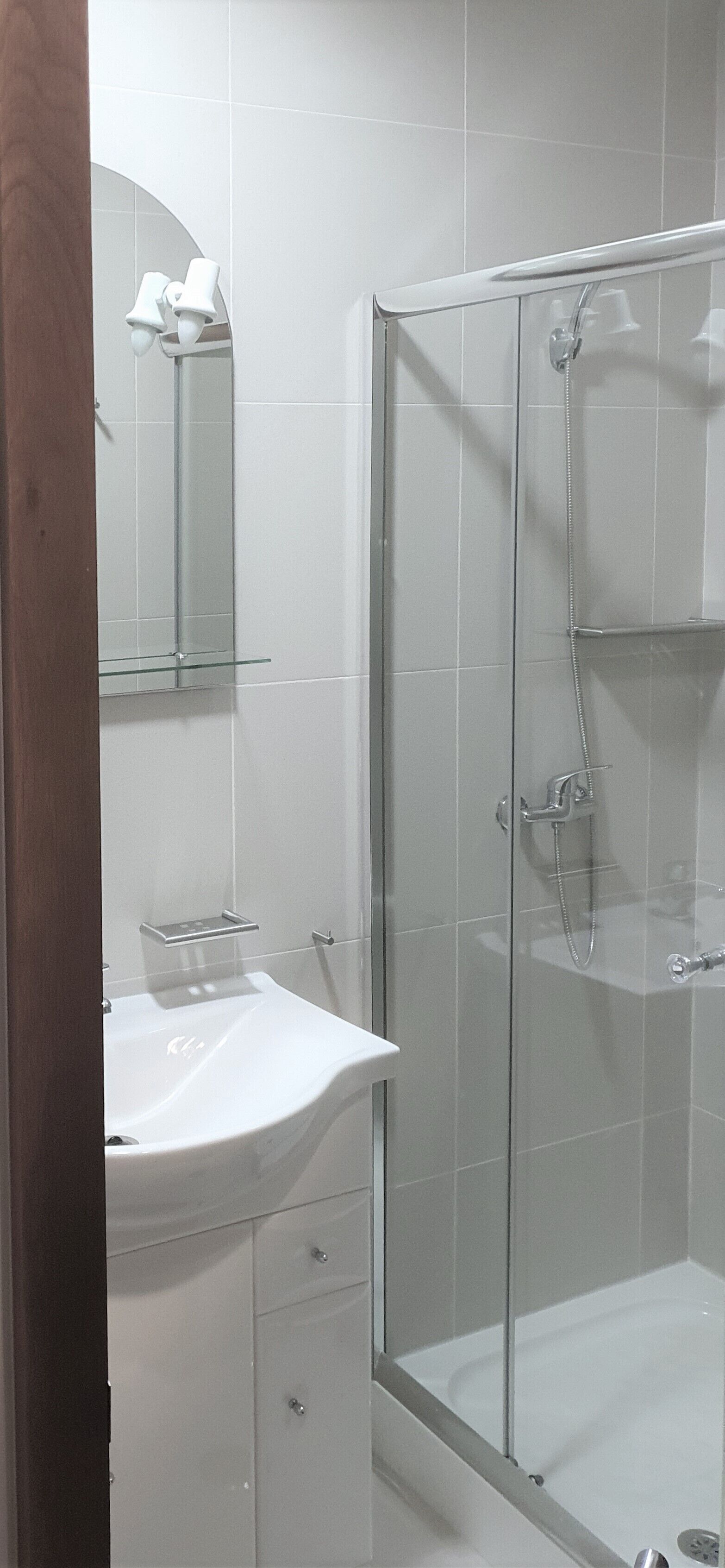 basic twin room | bathroom | shower, hair dryer, towels