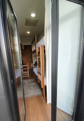Dreibettzimmer | 1 Schlafzimmer, Schreibtisch, laptopgeeigneter Arbeitsplatz