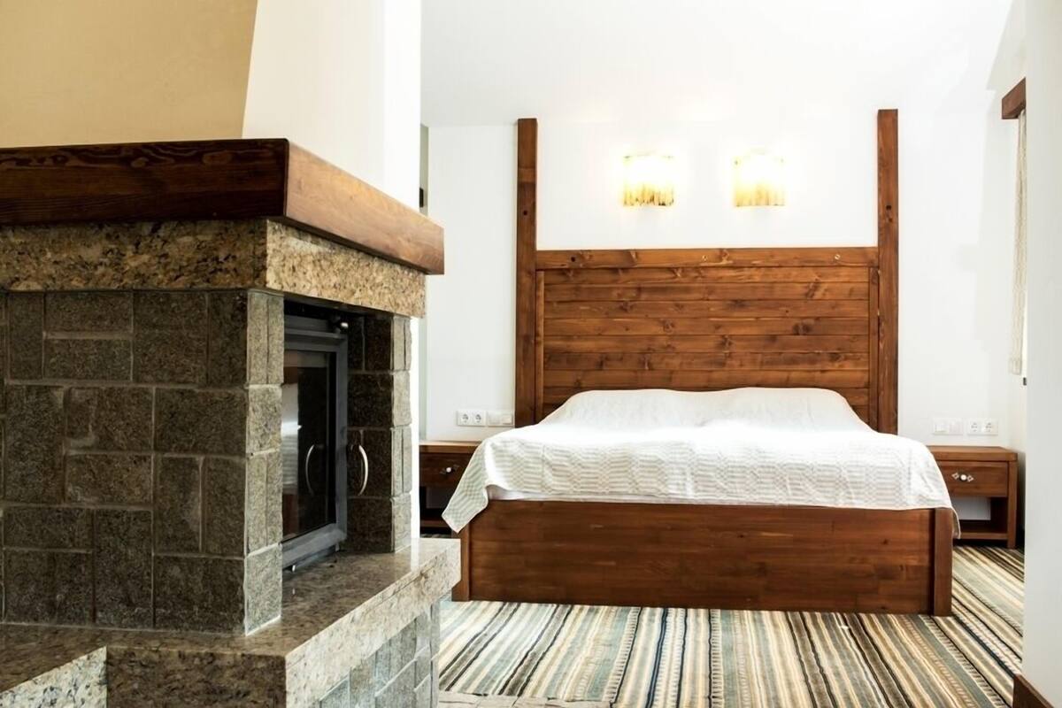 Minibar, desk, blackout curtains, free WiFi