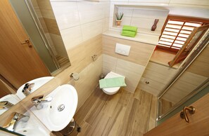 Apartamento, 1 quarto | Banheiro | Chuveiro, secador de cabelo, toalhas de banho, sabonete