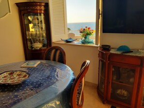 Dining - A Diamond overlooking the sea! (TROPEA)