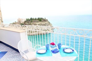 Outdoor dining - A Diamond overlooking the sea! (TROPEA)