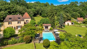 A large house with a swimming pool, surrounded by lush greenery and trees. - Albizia - Charming gîte in the heart of Perigord - Max 4 people (Nouvelle-Aquitaine)