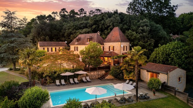 A large stone house with a swimming pool, surrounded by lush greenery and trees. - Albizia - Charming gîte in the heart of Perigord - Max 4 people (Nouvelle-Aquitaine)