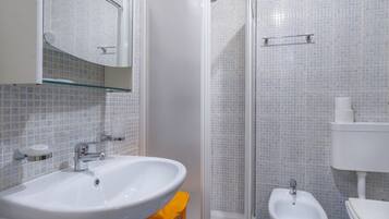 Dusche, Haartrockner, Bidet