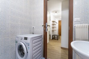 Shower, hair dryer, bidet - GuestHost - Modern APT just 2 steps from the Ciclovia! x3 (Tarvisio)