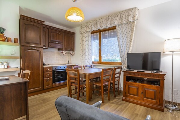 Fridge, oven, stovetop