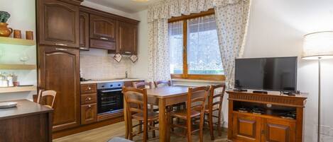 Fridge, oven, stovetop