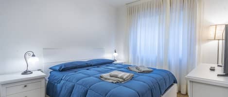 2 bedrooms, desk, iron/ironing board, WiFi