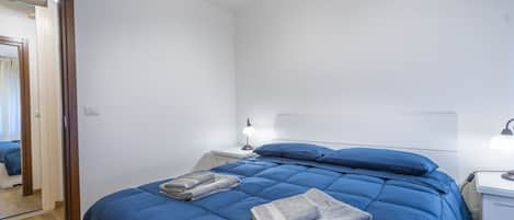 2 bedrooms, desk, iron/ironing board, WiFi