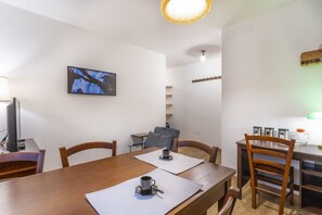 Dining - GuestHost - Modern APT just 2 steps from the Ciclovia! x3 (Tarvisio)