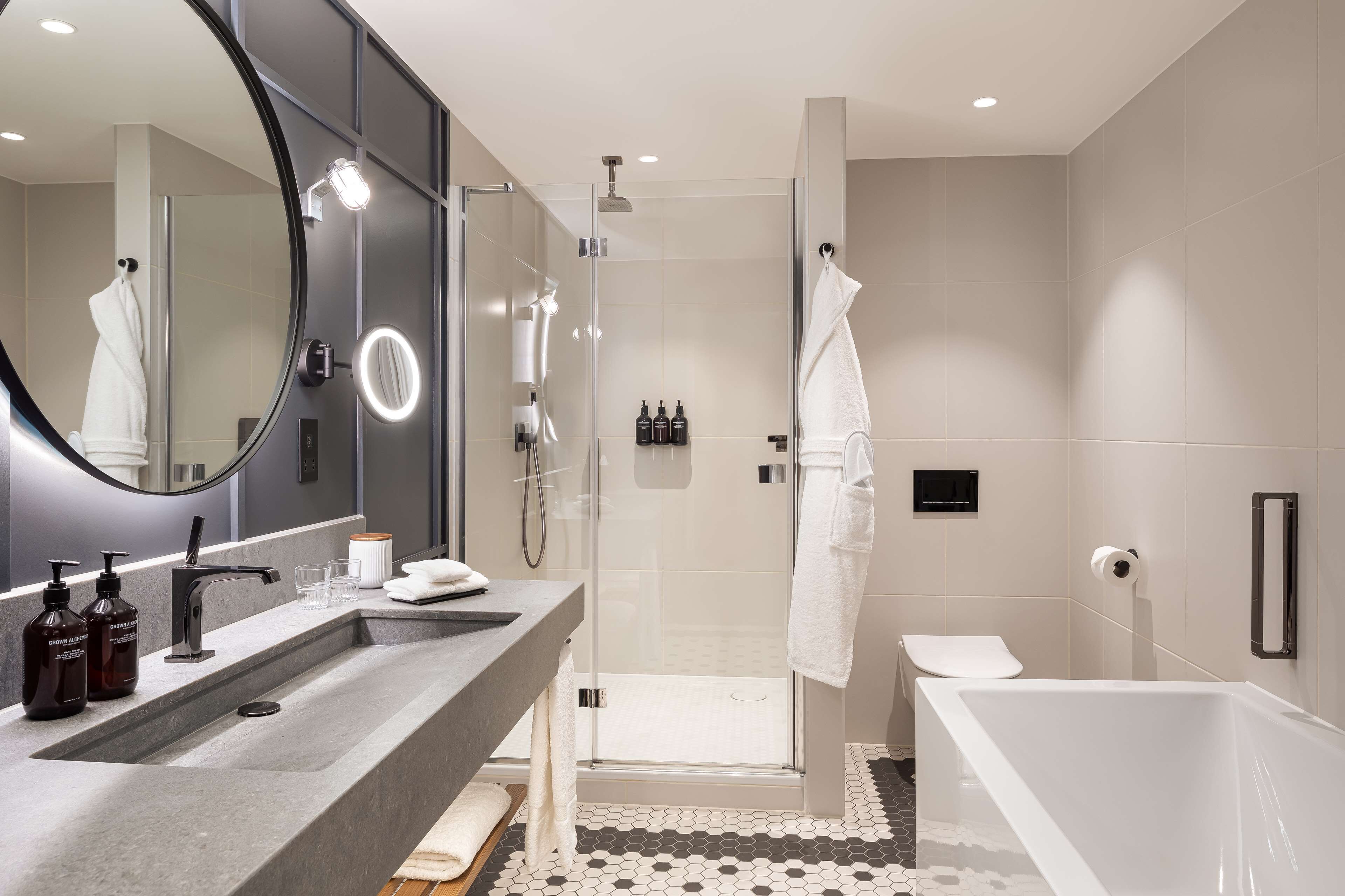 suite (gantry) | bathroom | towels