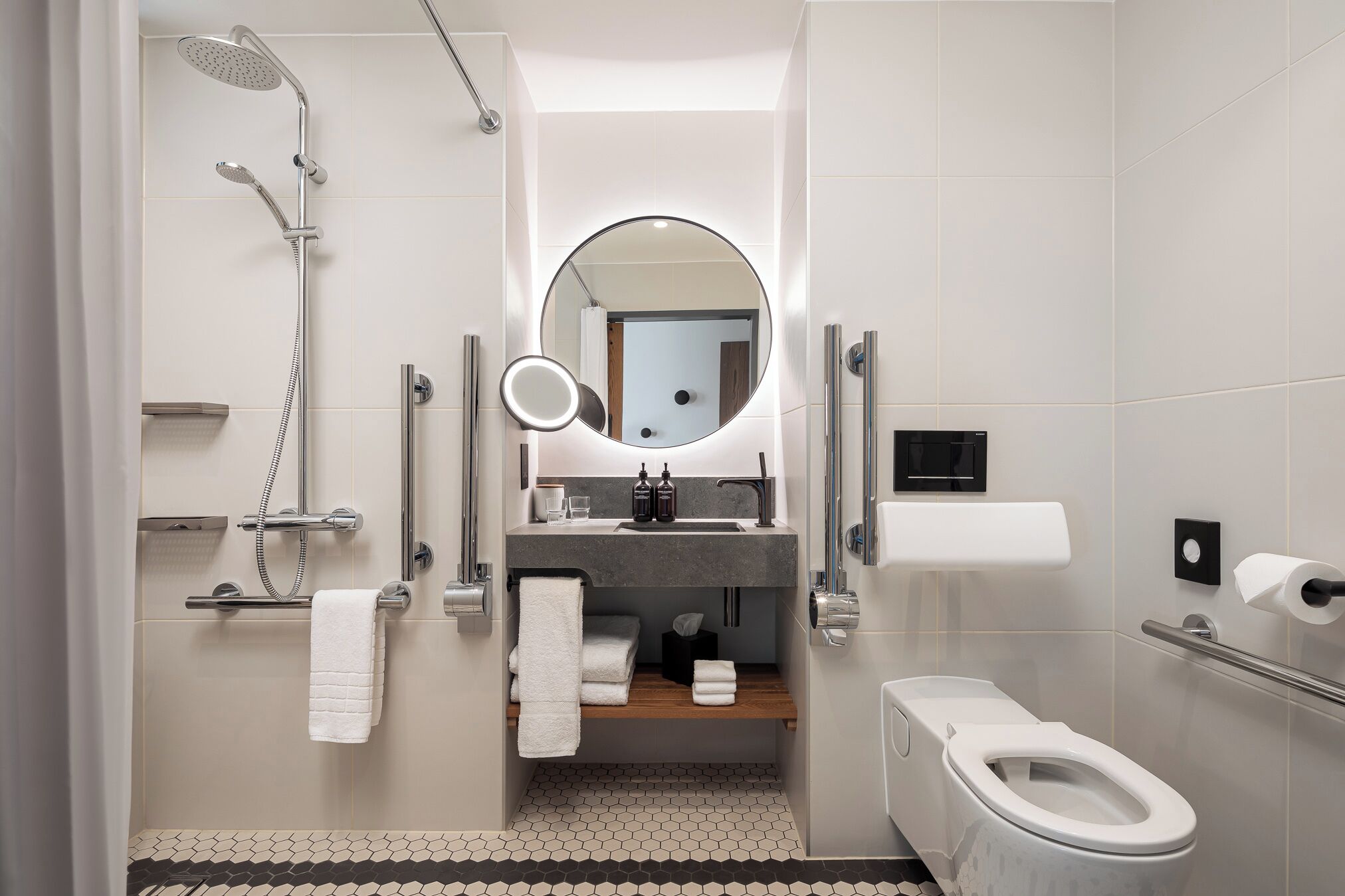 Un baño moderno con ducha, inodoro y tocador.