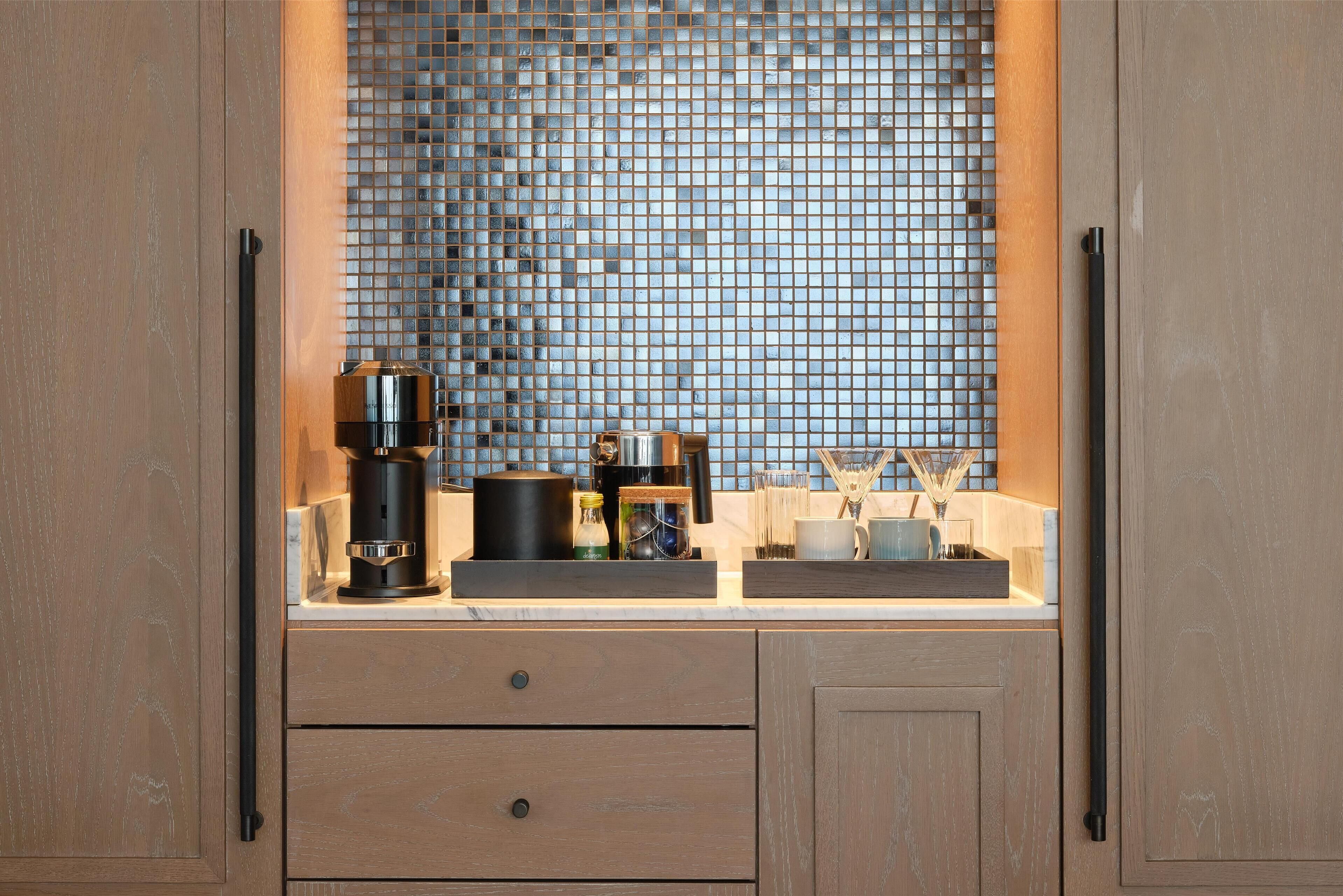 deluxe suite (gantry) | living area