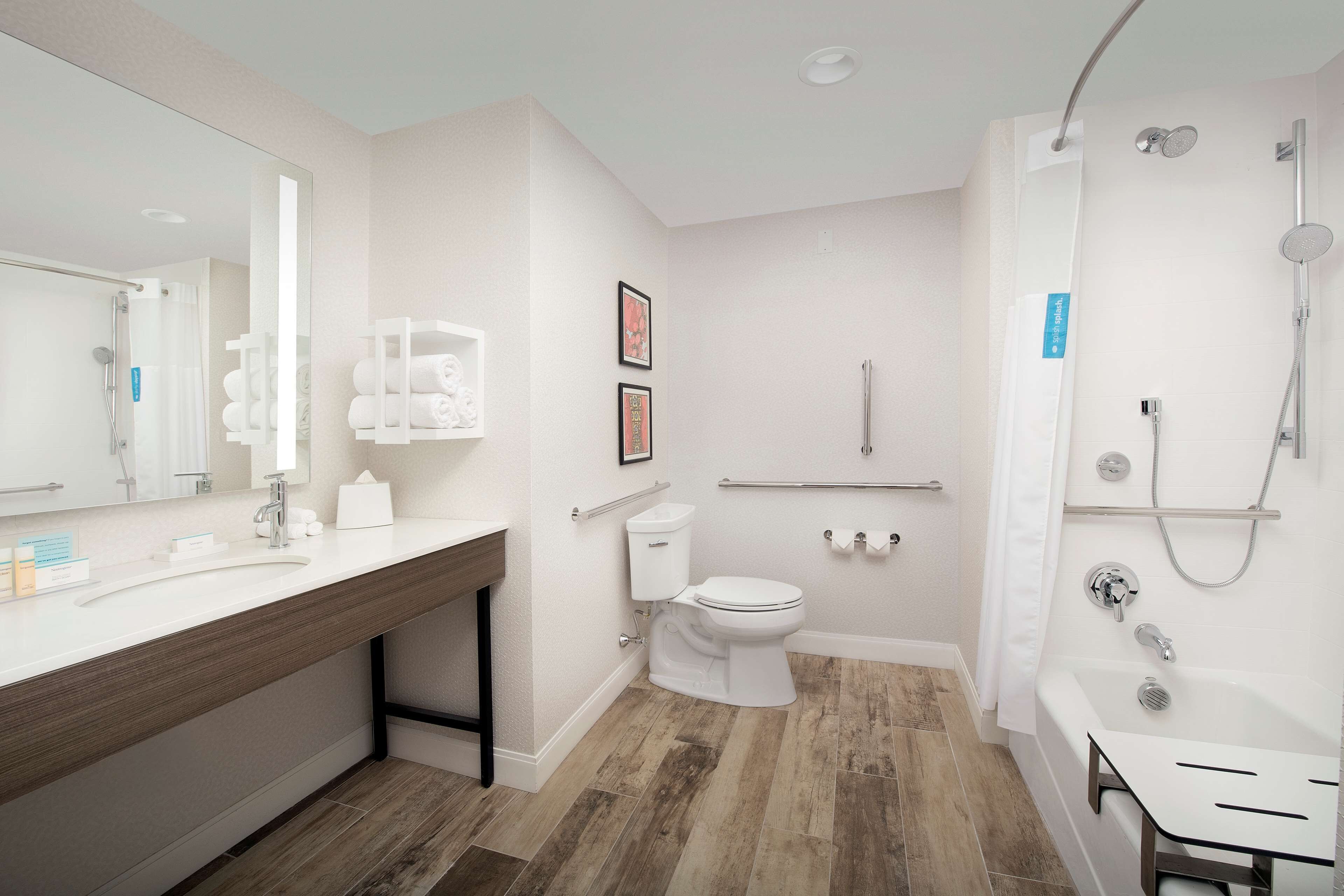 combined shower/bathtub, towels