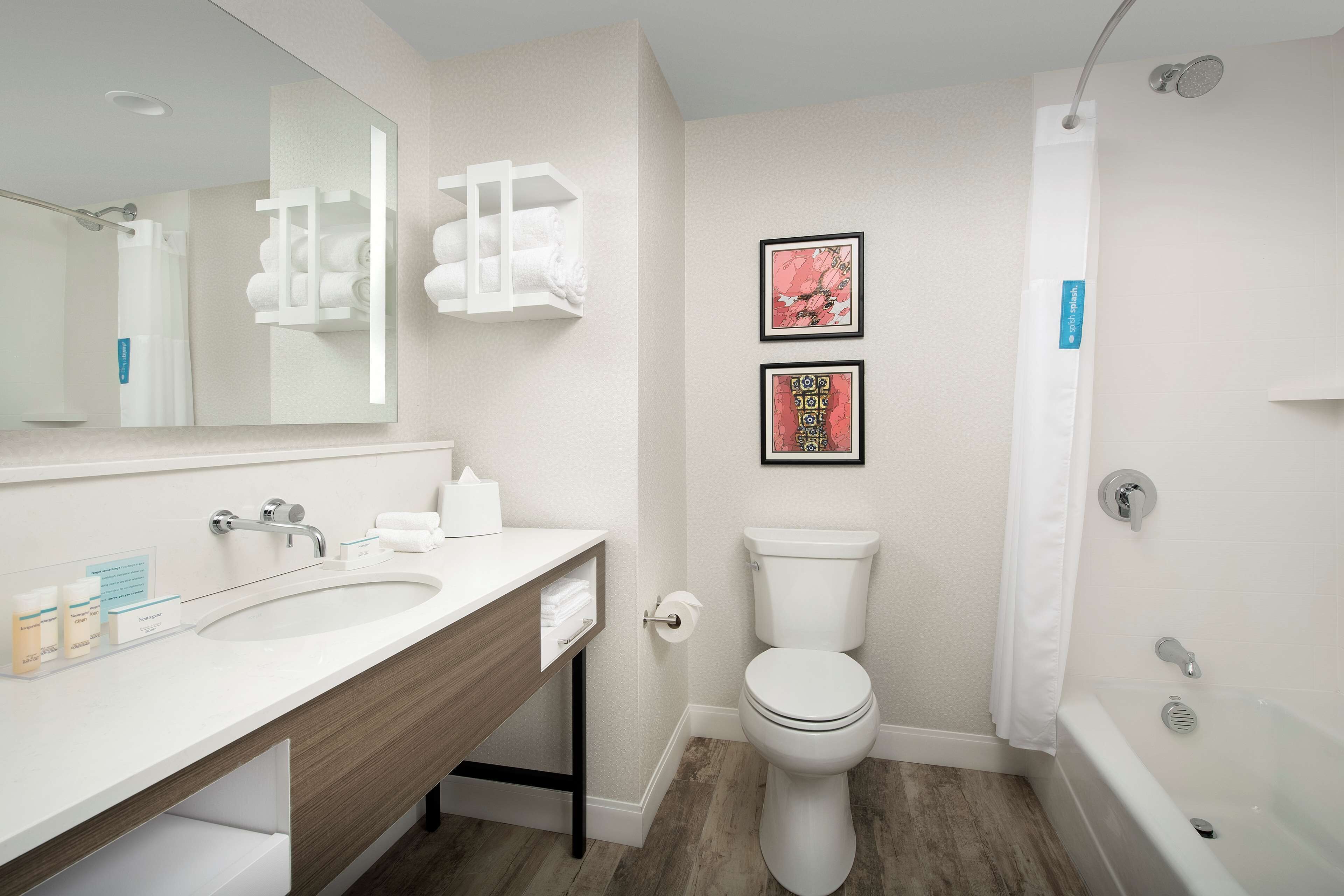 combined shower/bathtub, towels