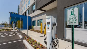 Electric vehicle charging station