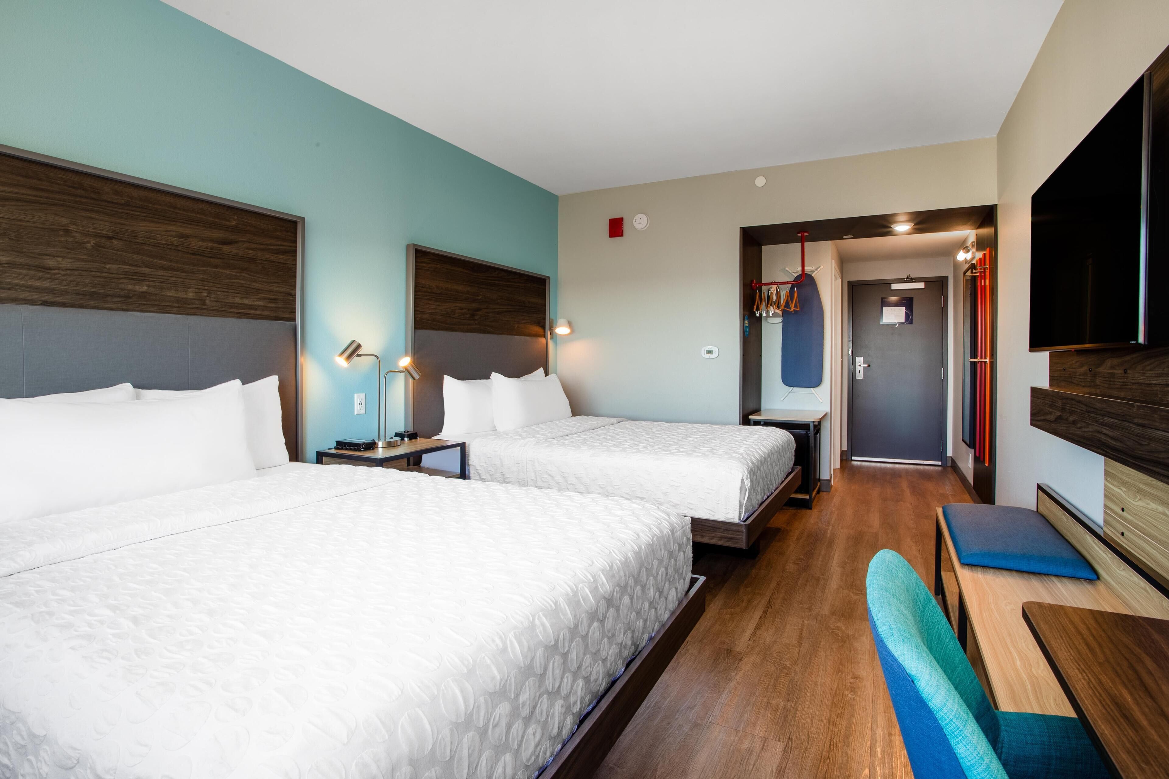 办公桌、笔记本电脑工作区、遮光窗帘、熨斗/熨衣板