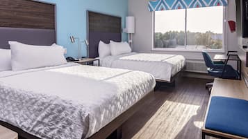 Escritorio, espacio para trabajar con laptop y cortinas blackout