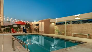 Una piscina al aire libre de temporada