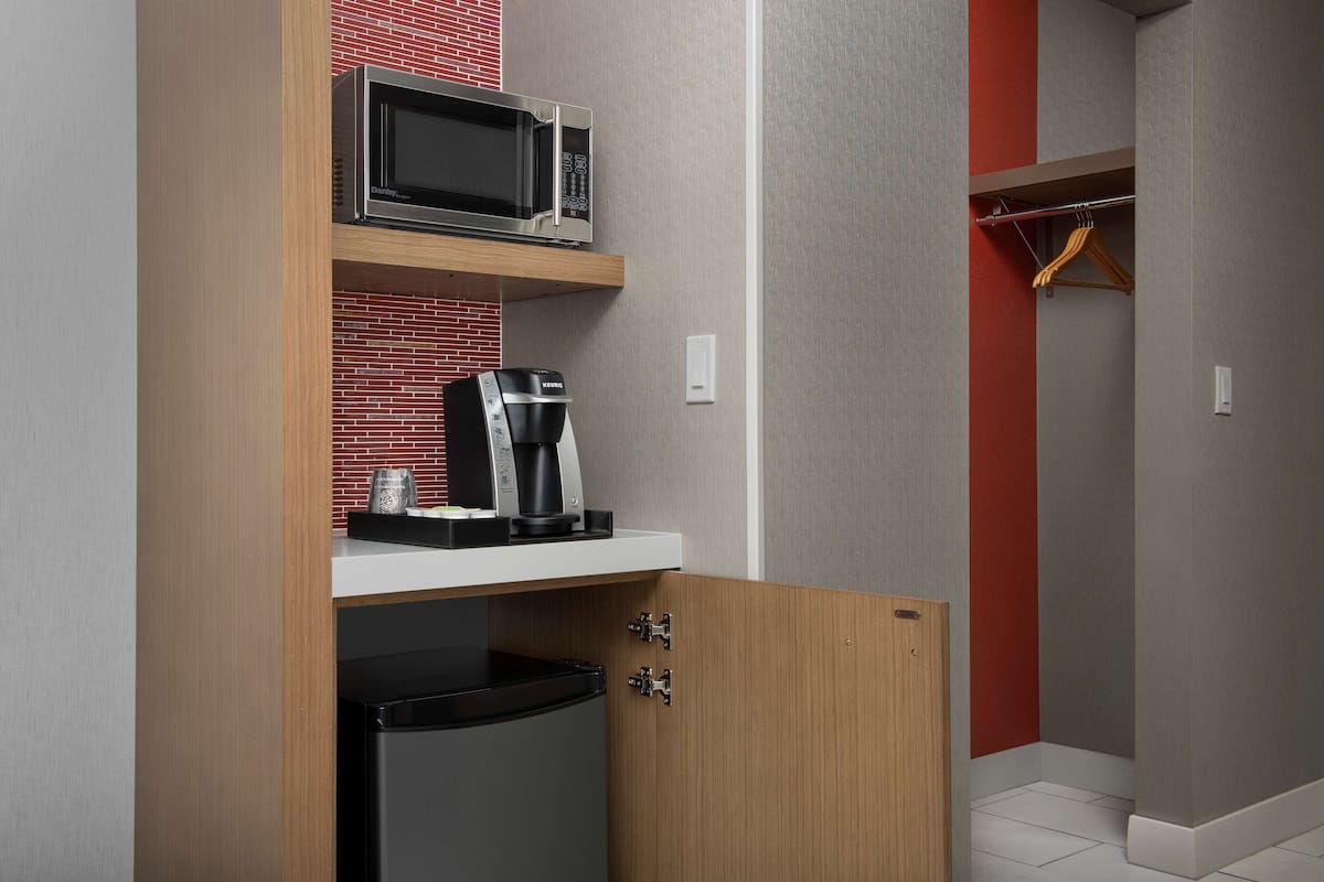 in-room safe, desk, laptop workspace, blackout curtains