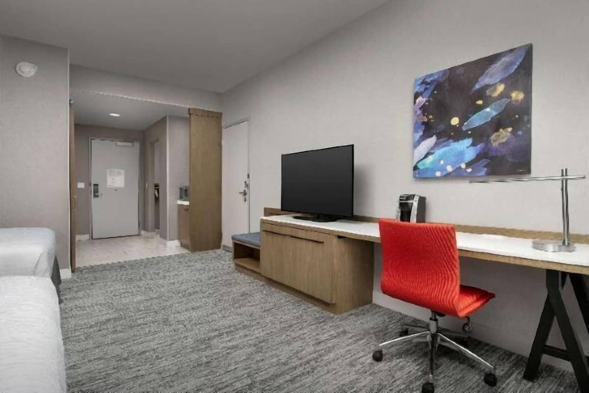 1 habitación, caja de seguridad en la habitación y escritorio