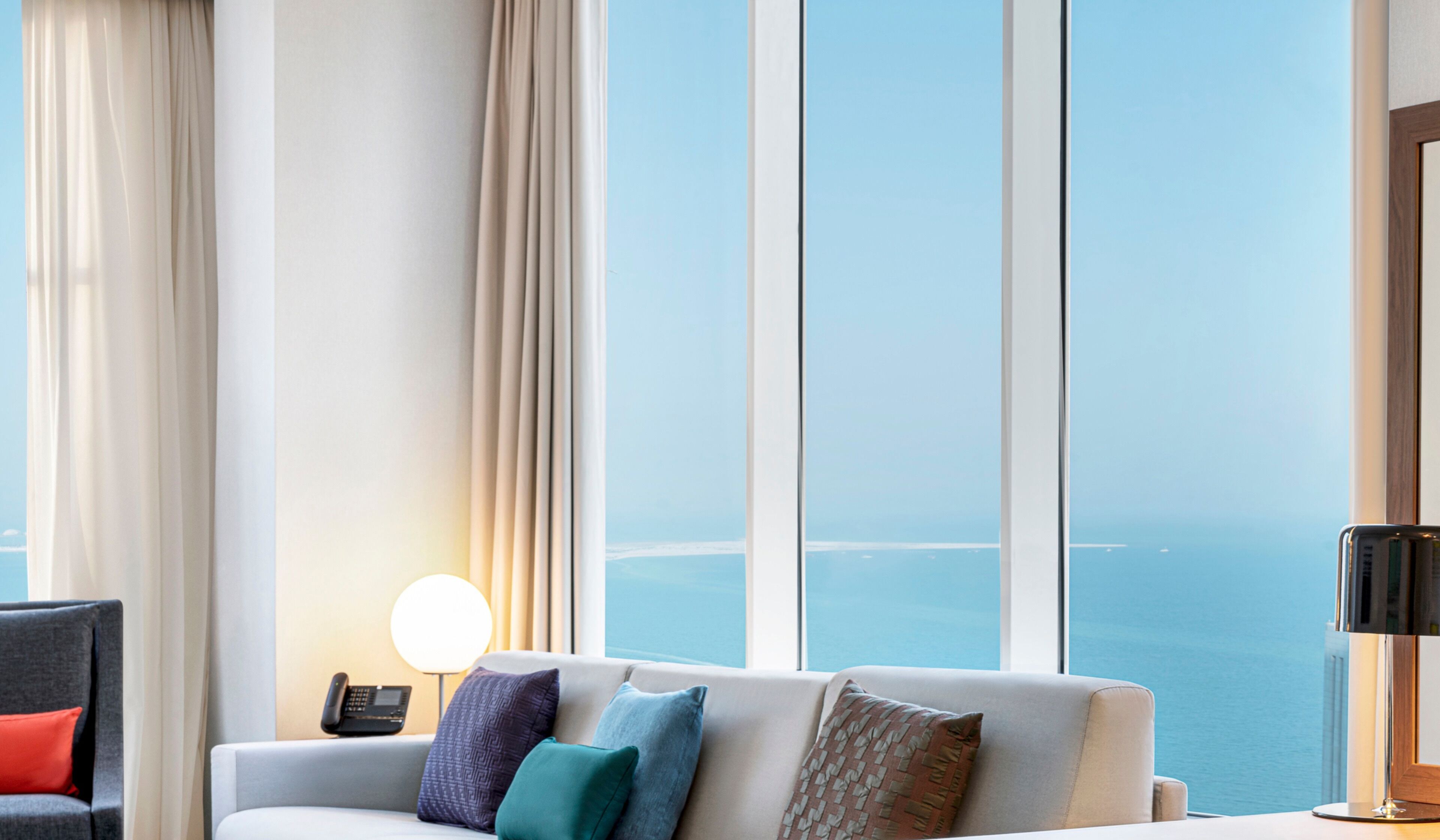 Suite, varias camas (Sky) | Caja fuerte, decoración individual, mobiliario individual y escritorio