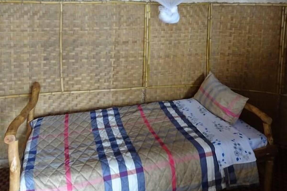 Tabla de planchar con plancha y ropa de cama 
