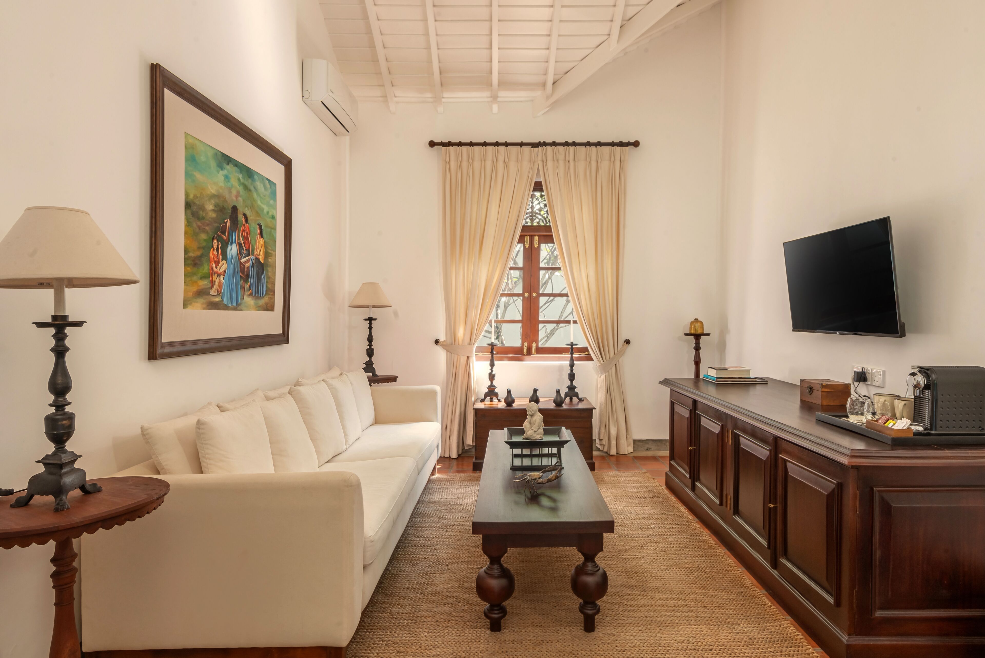 42-Zoll-Smart-TV mit Satellitenempfang, Fernseher, DVD-Player