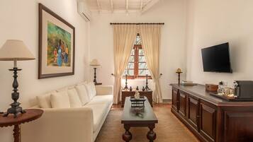 42-Zoll-Smart-TV mit Satellitenempfang, Fernseher, DVD-Player