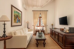 42-inch Smart TV with satellite channels, TV, DVD player - Uga Riva Negombo (Kochchikade)