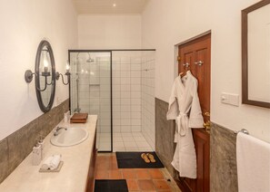 Een douche, een regendouche, een haardroger, badjassen