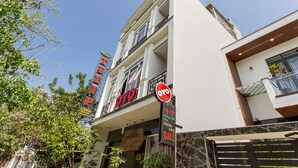 A hotel with a signboard displaying the name 'OYO' and a 'No Entry' sign. - OYO 962 Tulip Motel (Da Nang)