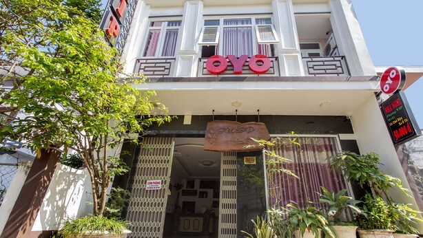 A hotel entrance with a large sign reading "OYO". - OYO 962 Tulip Motel (Da Nang)