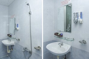 Habitación doble estándar | Baño | Regadera, amenidades de baño gratuitas, pantuflas, bidet 