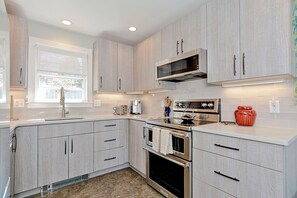 Fridge, microwave, stovetop, dishwasher