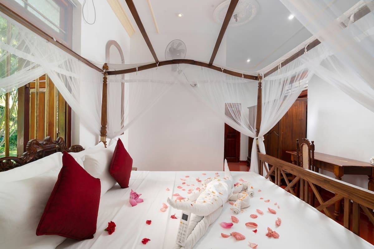 Quarto casal standard | Cofres nos quartos, cortinas blackout, Wi-Fi de cortesia, roupa de cama