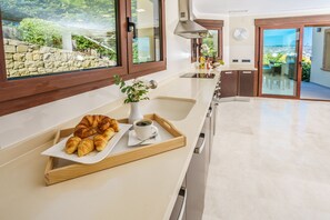 Syöttötuoli, ruokailupöytä