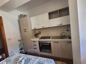 Geladeira, fogão, cooktop, cafeteira/chaleira