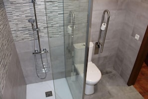 Habitación estándar con 1 cama doble o 2 individuales, accesible para personas con discapacidad | Baño | Ducha, secador de pelo, bidé y toallas